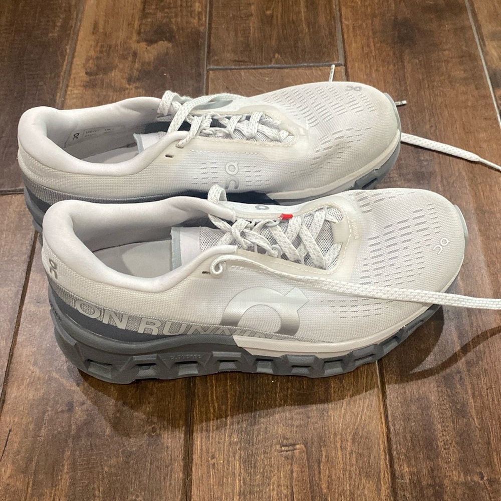 Oncloud running shoe size 7